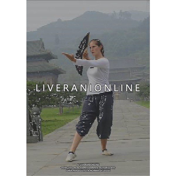 (130606) -- WUDANG MOUNTAIN, June 6, 2013 () -- A foreign learner practises Chinese martial arts movements at the Yuxu Palace on Wudang Mountain, known as a traditional center for the teaching and practice of martial arts, in central China\'s Hubei Province, June 5, 2013. (/Hao Tongqian) (wqq) ©Photoshot/Ag. Aldo Liverani s.a.s.-Only Italy-Editorial Use Only