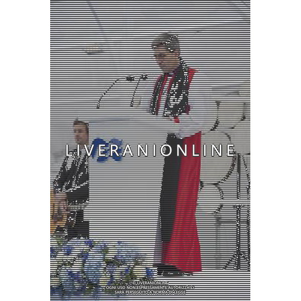The Bishop of Winchester, Tim Dakin recites a prayer during the naming ceremony of The Royal Princess cruise-ship as a guest of honour on June 13, 2013 in Southampton, England. ©photoshot/AGENZIA ALDO LIVERANI SAS - ITALY ONLY - REALI INGLESI: Sua Altezza Reale Kate Middleton Duchessa di Cambridge partecipa alla cerimonia di intitolazione del varo della nave da crociera Royal Princess come ospite d\'onore in Southampton, Inghilterra 13 giugno 2013