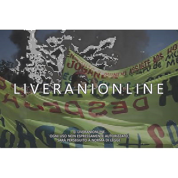 (130614) -- BRASILIA, June 14, 2013 () -- A man holds a banner during a protest in front of the Mane Garrincha National Stadium, in Brasilia, Brazil, on June 14, 2013. The 2013 FIFA Confederations Cup will be held from June 15 to 30, 2013. (/Guillermo Arias) (tm) (py) ©photoshot/AGENZIA ALDO LIVERANI SAS - ITALY ONLY - Manifestazioni e preparativi per l\'apertura della Confederations Cup di calcio Brasile 2013 in Brasile 14 giugno 2013. La FIFA Confederations Cup si terra\' dal 15 al 30 giugno 