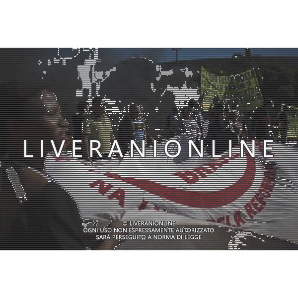 (130614) -- BRASILIA, June 14, 2013 () -- Residentes attend a protest in front of the Mane Garrincha National Stadium, in Brasilia, Brazil, on June 14, 2013. The 2013 FIFA Confederations Cup will be held from June 15 to 30, 2013. (/Guillermo Arias) (tm) (py) ©photoshot/AGENZIA ALDO LIVERANI SAS - ITALY ONLY - Manifestazioni e preparativi per l\'apertura della Confederations Cup di calcio Brasile 2013 in Brasile 14 giugno 2013. La FIFA Confederations Cup si terra\' dal 15 al 30 giugno 