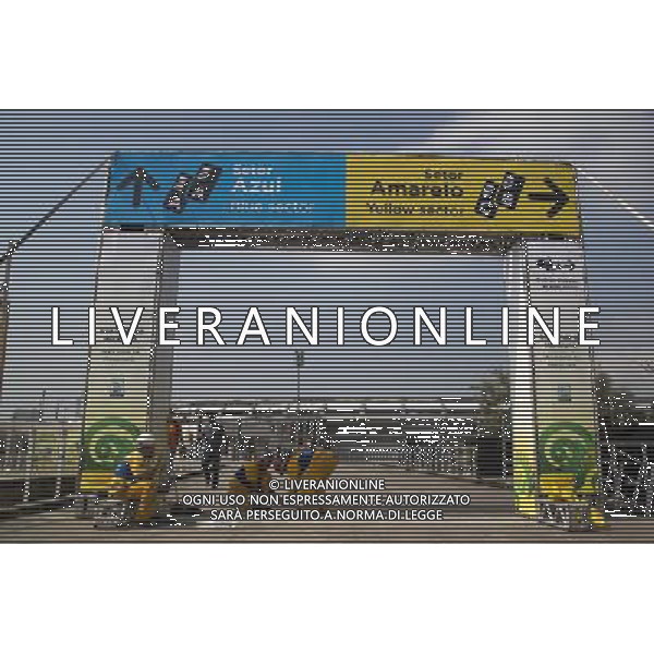 (130615) -- RIO DE JANEIRO, June 15, 2013 () -- Volunteers work in the preparations for the opening of FIFA Confederations Cup Brazil 2013 outside Maracana Stadium, in Rio de Janeiro, Brazil, on June 14, 2013. The FIFA Confederations Cup Brazil 2013 will be held from June 15 to June 30. (/StraffonImages) (itm) (sp) ©photoshot/AGENZIA ALDO LIVERANI SAS - ITALY ONLY - Manifestazioni e preparativi per l\'apertura della Confederations Cup di calcio Brasile 2013 in Brasile 14 giugno 2013. La FIFA Confederations Cup si terra\' dal 15 al 30 giugno 