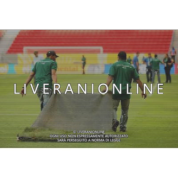 (130615) -- BRASILIA, June 15, 2013 () -- Workers clean up the court during preparation for FIFA\'s Confederations Cup Brazil 2013 opening ceremony, in Brasilia\'s National Stadium Mane Garrincha, in Brasilia, Brazil, on June 14, 2013. The FIFA Confederations Cup Brazil 2013 will be held from June 15 to June 30. (/Agencia Estado) (itm) (sp) ***BRAZIL OUT*** ©photoshot/AGENZIA ALDO LIVERANI SAS - ITALY ONLY - Manifestazioni e preparativi per l\'apertura della Confederations Cup di calcio Brasile 2013 in Brasile 14 giugno 2013. La FIFA Confederations Cup si terra\' dal 15 al 30 giugno 