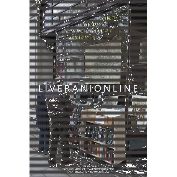 Couple buying books, Bookshop, Knightsbridge, London, England AG ALDO LIVERANI SAS ONLY ITALY