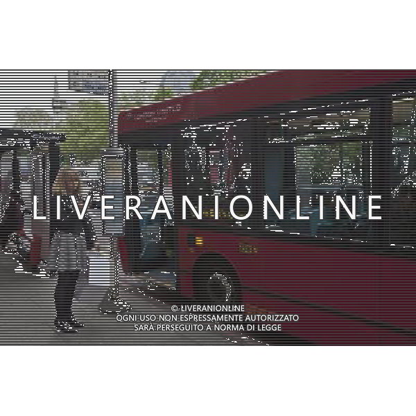 Woman with shopping waiting for a bus, Knightsbridge, London, England AG ALDO LIVERANI SAS ONLY ITALY