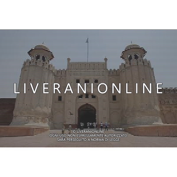 (130611) -- LAHORE, June 11, 2013 -- Tourists visit the Fort in Lahore, Pakistan, June 11, 2013. The fort contains marble palaces and mosques decorated with mosaics and gilt. The Fort in Lahore was listed by United Nations Educational, Scientific and Cultural Organization (UNESCO) as a world heritage in 1981. (/Zhang Yong) (zhf) ©Photoshot/AGENZIA ALDO LIVERANI SAS-ITALY ONLY - EDITORIAL USE ONLY