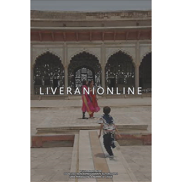 (130611) -- LAHORE, June 11, 2013 -- Tourists visit the Fort in Lahore, Pakistan, June 11, 2013. The fort contains marble palaces and mosques decorated with mosaics and gilt. The Fort in Lahore was listed by United Nations Educational, Scientific and Cultural Organization (UNESCO) as a world heritage in 1981. (/Zhang Yong) (zhf) ©Photoshot/AGENZIA ALDO LIVERANI SAS-ITALY ONLY - EDITORIAL USE ONLY