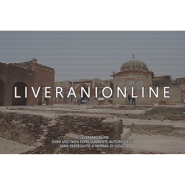 (130611) -- LAHORE, June 11, 2013 -- Tourists visit the Fort in Lahore, Pakistan, June 11, 2013. The fort contains marble palaces and mosques decorated with mosaics and gilt. The Fort in Lahore was listed by United Nations Educational, Scientific and Cultural Organization (UNESCO) as a world heritage in 1981. (/Zhang Yong) (zhf) ©Photoshot/AGENZIA ALDO LIVERANI SAS-ITALY ONLY - EDITORIAL USE ONLY