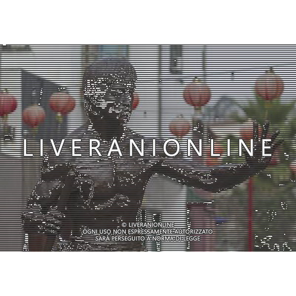 (130617) -- LOS ANGELES, June 17, 2013 () -- Photo taken on June 16, 2013 shows a 7.6-foot-tall bronze statue of martial arts star Bruce Lee in Los Angeles\' Chinatown to mark the neighborhood\'s 75th anniversary.(/Zhao Hanrong) ©Photoshot/AGENZIA ALDO LIVERANI SAS-ITALY ONLY - EDITORIAL USE ONLY