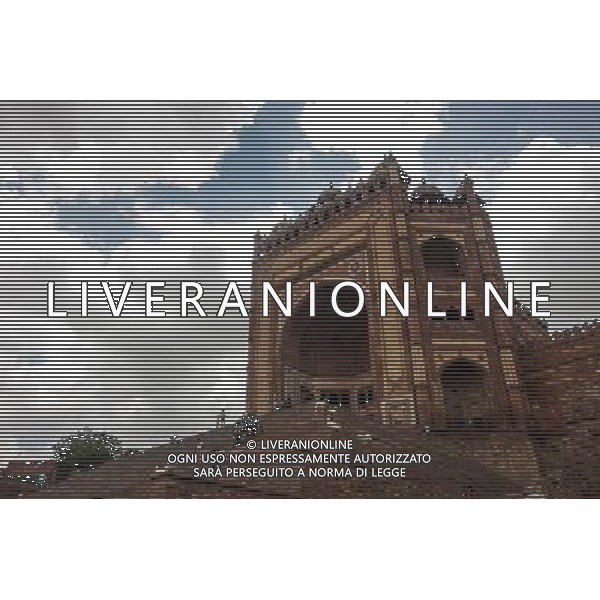 (130618) -- AGRA, June 18, 2013 () -- People visit the Jama Masjid of Fatehpur Sikri in Agra, Uttar Predesh, India, June 15, 2013. Fatehpur Sikri, meaning the City of Victory, was built during the second half of the 16th century by the Mughal Emperor Akbar. Due to the shortage of water, it served as the capital of the Mughal Empire for only some 10 years. The well-preserved complex of monuments and temples, all in a uniform architectural style, showed the combination of Hindu and Islamic cultures during the Mughal times, including one of the largest mosques in India, the Jama Masjid. The Fatehpur Sikri was enlisted as the World Heritage by the United Nations Educational, Scientific and Cultural Organization in 1986. (/Zheng Huansong)(srb) ©Photoshot/AGENZIA ALDO LIVERANI SAS-ITALY ONLY - EDITORIAL USE ONLY