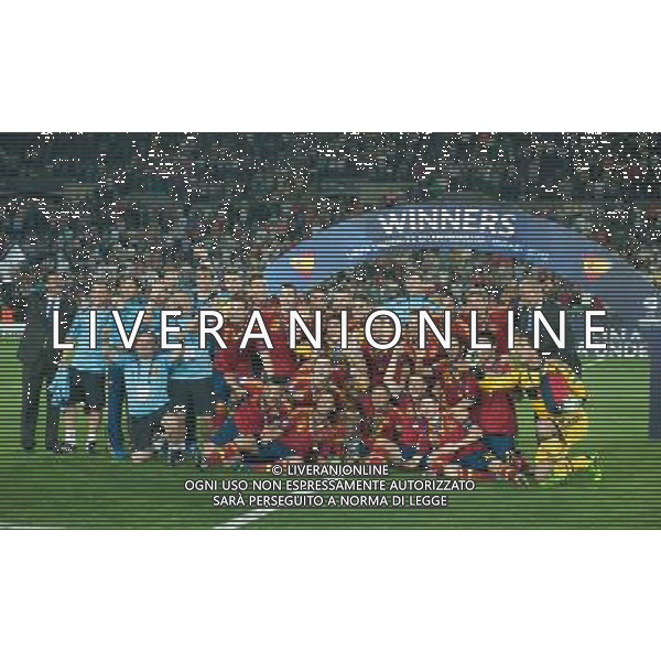 (130619) -- JERUSALEM, June 19, 2013 () -- Members of Spain team celebrate their victory with the trophy after the UEFA European Under-21 Championship final against Italy at Jerusalem\'s Teddy Stadium on June 18, 2013. Spain beated Italy 4-2 to retain their UEFA European U21 Championship title in Jerusalem on Tuesday. (/Yin Dongxun) ©Photoshot/AGENZIA ALDO LIVERANI SAS-ITALY ONLY - EDITORIAL USE ONLY