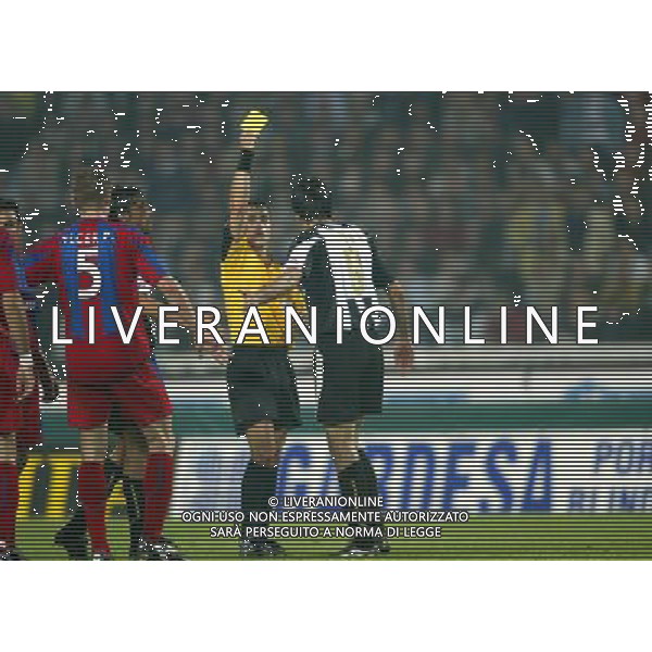 udine 30/09/2004 coppa uefa udinese- panionios nella foto Ammonizione di iaquinta vincenzo ag. aldo liverani-venezia