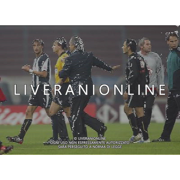 udine 30/09/2004 coppa uefa udinese- panionios nella foto proteste contro arbitro benes ag. aldo liverani-venezia