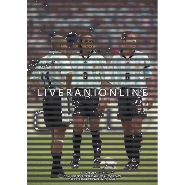 ARGENTINA GIAPPONE CAMPIONATI DEL MONDO FRANCIA 98-14/06/1998 NELLA FOTO JUAN SEBASTIAN VERON-GABRIEL BATISTUTA-DIEGO PABLO SIMEONE AG ALDO LIVERANI S A S