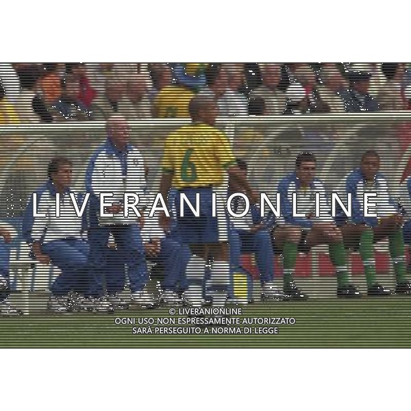 CAMPIONATO DEL MONDO FRANCIA 98 BRASILE-SCOZIA 10-06-1998 NELLA FOTO MARIO ZAGALO-ROBERTO CARLOS AG ALDO LIVERANI S A S