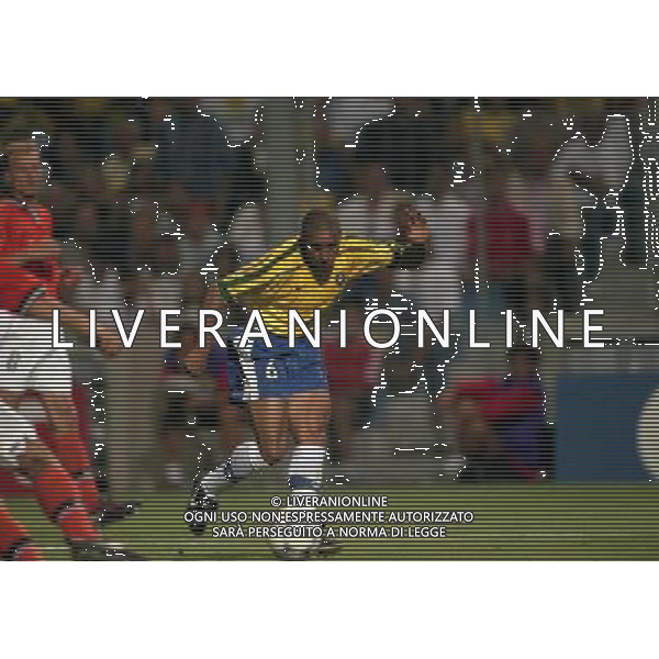 07/07/1998 -CAMPIONATO DEL MONDO FRANCIA 1998 PARTITA-BRASILE OLANDA NELLA FOTO ROBERTO CARLOS AG ALDO LIVERANI S A S
