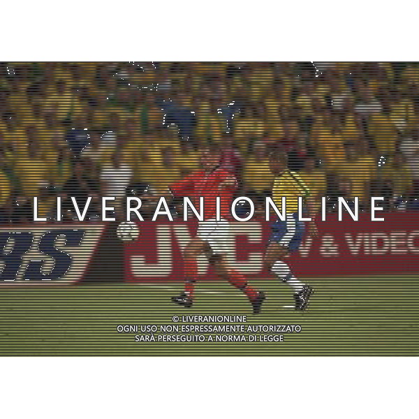 07/07/1998 -CAMPIONATO DEL MONDO FRANCIA 1998 PARTITA-BRASILE OLANDA NELLA FOTO RONALD DE BOER-ROBERTO CARLOS AG ALDO LIVERANI S A S