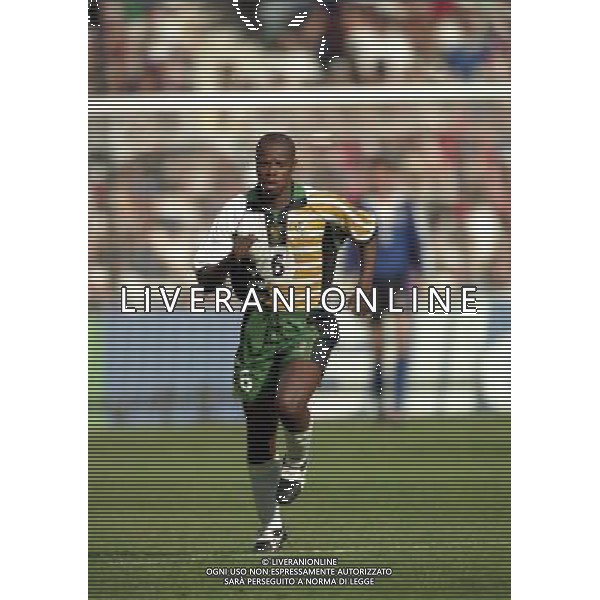 SUD AFRICA DANIMARCA CAMPIONATO DEL MONDO FRANCIA 1998/Sudafrica ‡ Danimarca ‡ Coppa del Mondo 1998 - Girone C - 18.06.1998 - 17:30. Stadium Municipal NELLA FOTO MASINGA PHILEMON AG ALDO LIVERANI S A S