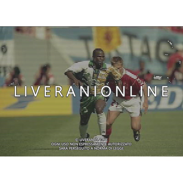 SUD AFRICA DANIMARCA CAMPIONATO DEL MONDO FRANCIA 1998/Sudafrica ‡ Danimarca ‡ Coppa del Mondo 1998 - Girone C - 18.06.1998 - 17:30. Stadium Municipal NELLA FOTO NYATHI DAVID-MARTIN JORGENSEN AG ALDO LIVERANI S A S