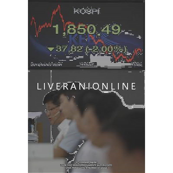 (130620) -- SEOUL, June 20, 2013 () -- Traders work in front of a screen showing the Korea Composite Stock Price Index (KOSPI) at Korea Exchange Bank headquarters in Seoul, capital of South Korea, on June 20, 2013. The benchmark Korea Composite Stock Price Index (KOSPI) sank 37.82 points, or 2 percent, to close at 1,850.49. Trading volume stood at 350.6 million shares worth 4.3 trillion won (3.7 billion U.S. dollars). (/Park Jin-hee) (lr) ©Photoshot/AGENZIA ALDO LIVERANI SAS-ITALY ONLY - EDITORIAL USE ONLY