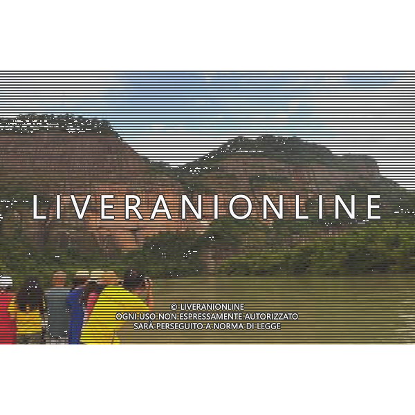 (130623) -- SHAOGUAN, June 23, 2013 () -- Tourists take photos while visiting Mountain Danxiashan, in Shaoguan City, south China\'s Guangdong Province, June 22, 2013. Mountain Danxiashan entered a peak tourist season recently with the coming of summer. (/Chen Haining) (yxb) ©photoshot/AGENZIA ALDO LIVERANI SAS - ITALY ONLY - Veduta panoramica della montagna Danxiashan a Shaoguan City, a sud della Cina nella provincia del Guangdong entrata nella stagione turistica di recente con l\'arrivo dell\'estate.