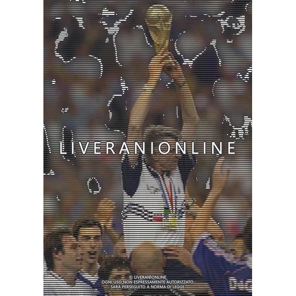 12/07/1998 CAMPIONATO DEL MONDO FRANCIA 98 STADIO SAINT DENIS NELLA FOTO AIME JACQUET CON LA COPPA DEL MODO AG ALDO LIVERANI S A S