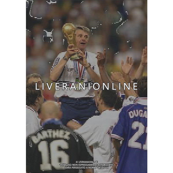 12/07/1998 CAMPIONATO DEL MONDO FRANCIA 98 STADIO SAINT DENIS NELLA FOTO AIME JACQUET CON LA COPPA DEL MODO AG ALDO LIVERANI S A S