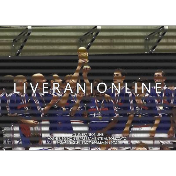 12/07/1998 CAMPIONATO DEL MONDO FRANCIA 98 STADIO SAINT DENIS NELLA FOTO DIDIER DESCHAMPS CON LA COPPA DEL MONDO AG ALDO LIVERANI S A S
