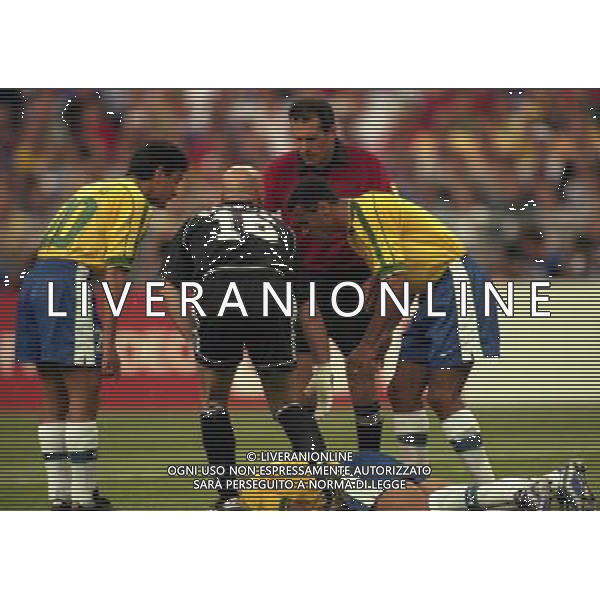 12/07/1998 CAMPIONATO DEL MONDO FRANCIA 98 STADIO SAINT DENIS NELLA FOTO Fabien BARTHEZ-RONALDO AG ALDO LIVERANI S A S