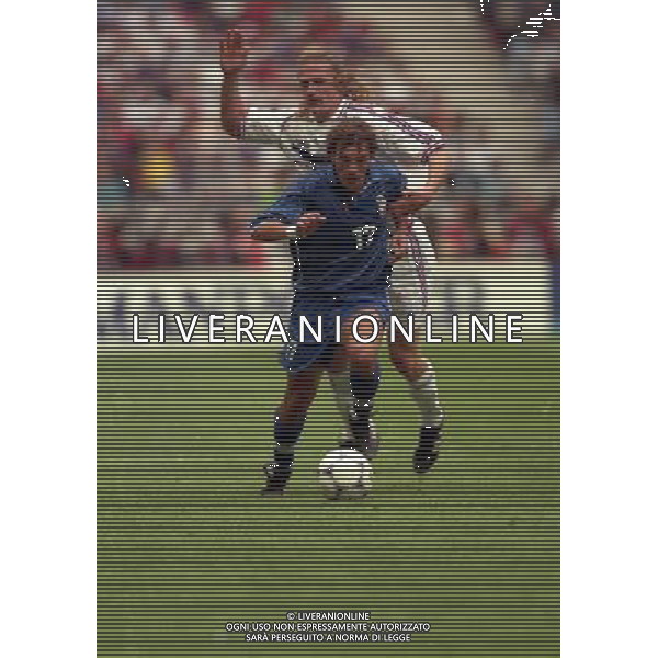 ITALIA FRANCIA CAMPIONATO DEL MONDO FRANCIA 98 QUARTI DI FINALE NELLA FOTO FRANCESCO MORIERO-EMMANUEL PETIT AG ALDO LIVERANI S A S
