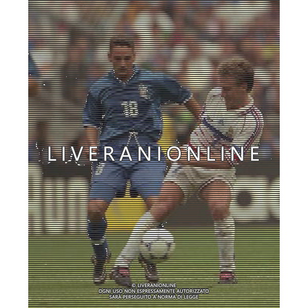 ITALIA FRANCIA CAMPIONATO DEL MONDO FRANCIA 98 QUARTI DI FINALE NELLA FOTO ROBERTO BAGGIO DIDIER DESCHAMPS AG ALDO LIVERANI S A S