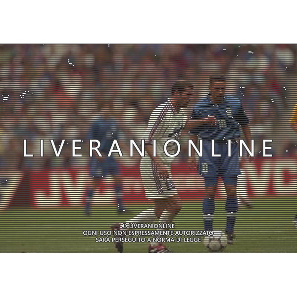 ITALIA FRANCIA CAMPIONATO DEL MONDO FRANCIA 98- 03/07/1998 STADIO SAINT DENIS NELLA FOTO Zinedine ZIDANE-Roberto BAGGIO AG ALDO LIVERANI S A S