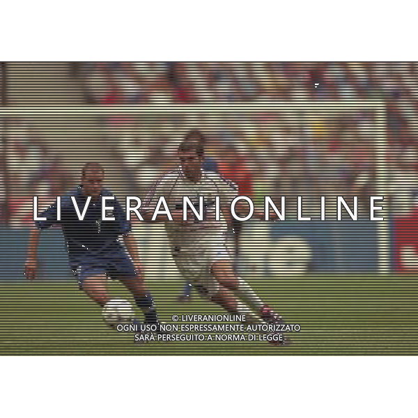 ITALIA FRANCIA CAMPIONATO DEL MONDO FRANCIA 98- 03/07/1998 STADIO SAINT DENIS NELLA FOTO Gianluca PESSOTTO-Zinedine ZIDANE AG ALDO LIVERANI S A S