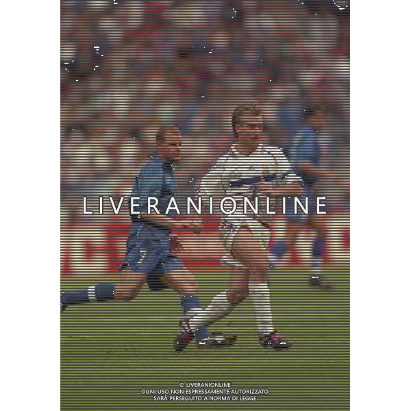 ITALIA FRANCIA CAMPIONATO DEL MONDO FRANCIA 98- 03/07/1998 STADIO SAINT DENIS NELLA FOTO Gianluca PESSOTTO-Didier DESCHAMPS AG ALDO LIVERANI S A S