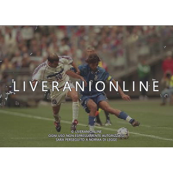ITALIA FRANCIA CAMPIONATO DEL MONDO FRANCIA 98- 03/07/1998 STADIO SAINT DENIS NELLA FOTO Paolo MALDINI-Zinedine ZIDANE AG ALDO LIVERANI S A S