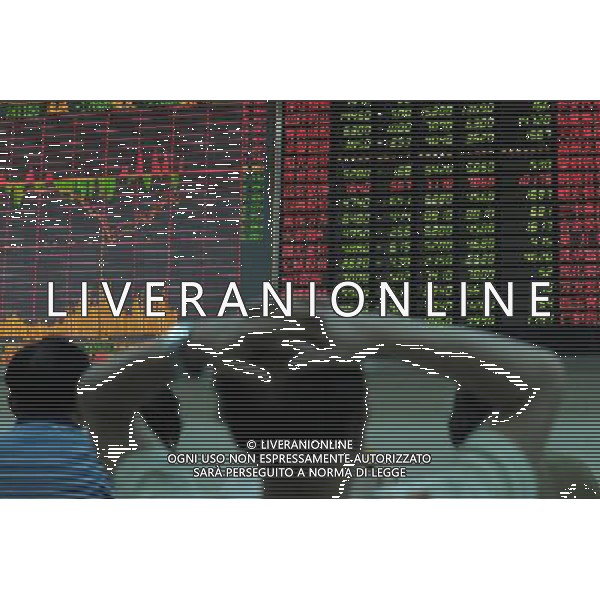 (130625) -- HANGZHOU, June 25, 2013 () -- Investors look at the stock information at a trading hall of a securities firm in Hangzhou, capital of east China\'s Zhejiang Province, June 25, 2013. Chinese shares extended losses on Tuesday following Monday\'s drastic slump as the benchmark Shanghai Composite Index lost 0.19 percent, or 3.73 points, to end at 1,959.51, the lowest point in nearly seven months. The Shenzhen Component Index shrank 1.23 percent, or 93.43 points, to 7,495.10. (/Ju Huanzong) (ry) AG ALDO LIVERANI SAS ONLY ITALY