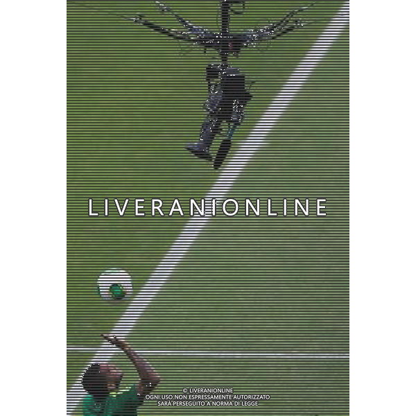 (130626) -- BELO HORIZONTE, June 26, 2013 () -- Brazil\'s Dani Alves participates in a training session at Mineirao Stadium in Belo Horizonte, Minas Gerais state, Brazil, on June 25, 2013. Brazil will face Uruguay on June 26, in the semifinal of the FIFA Confederations Cup Brazil 2013. (/David de la Paz) (itm) ©photoshot/AGENZIA ALDO LIVERANI SAS - ITALY ONLY - Confederations Cup Brasile 2013 - Sessione di allenamento della nazionale Brasiliana allo Stadio Mineirao di Belo Horizonte, Minas Gerais, Brasile, 25 giugno 2013.