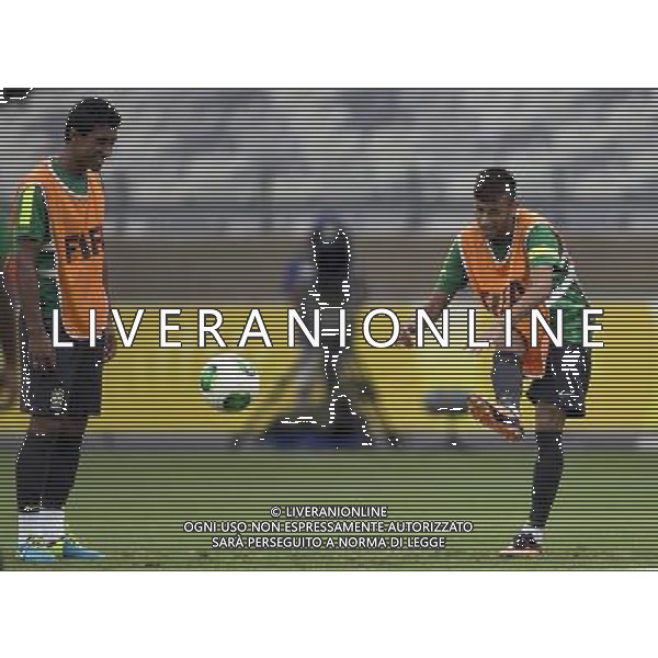 (130626) -- BELO HORIZONTE, June 26, 2013 () -- Brazil\'s Neymar (R) participates in a training session at Mineirao Stadium, in Belo Horizonte, Minas Gerais state, Brazil, on June 25, 2013. Brazil will face Uruguay on June 26, in the semifinal of the FIFA Confederations Cup Brazil 2013. (/Bao Feifei) (itm) ©photoshot/AGENZIA ALDO LIVERANI SAS - ITALY ONLY - Confederations Cup Brasile 2013 - Sessione di allenamento della nazionale Brasiliana allo Stadio Mineirao di Belo Horizonte, Minas Gerais, Brasile, 25 giugno 2013.