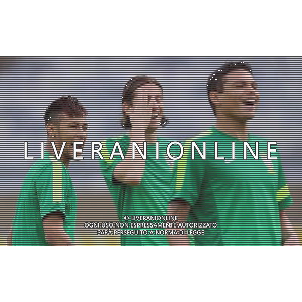 (130626) -- BELO HORIZONTE, June 26, 2013 () -- Brazil\'s Neymar (L) participates in a training session at Mineirao Stadium in Belo Horizonte, Minas Gerais state, Brazil, on June 25, 2013. Brazil will face Uruguay on June 26, in the semifinal of the FIFA Confederations Cup Brazil 2013. (/Liao Yujie) (itm) ©photoshot/AGENZIA ALDO LIVERANI SAS - ITALY ONLY - Confederations Cup Brasile 2013 - Sessione di allenamento della nazionale Brasiliana allo Stadio Mineirao di Belo Horizonte, Minas Gerais, Brasile, 25 giugno 2013.