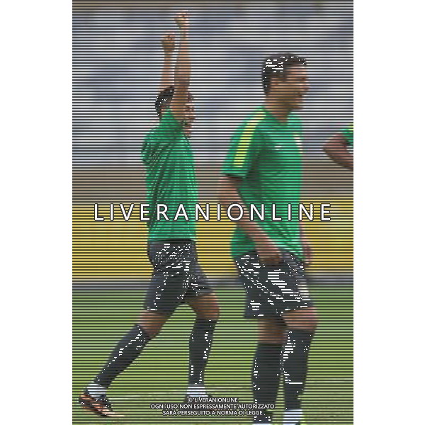 (130626) -- BELO HORIZONTE, June 26, 2013 () -- Brazil\'s Neymar (L) participates in a training session at Mineirao Stadium in Belo Horizonte, Minas Gerais state, Brazil, on June 25, 2013. Brazil will face Uruguay on June 26, in the semifinal of the FIFA Confederations Cup Brazil 2013. (/Liao Yujie) (itm) ©photoshot/AGENZIA ALDO LIVERANI SAS - ITALY ONLY - Confederations Cup Brasile 2013 - Sessione di allenamento della nazionale Brasiliana allo Stadio Mineirao di Belo Horizonte, Minas Gerais, Brasile, 25 giugno 2013.