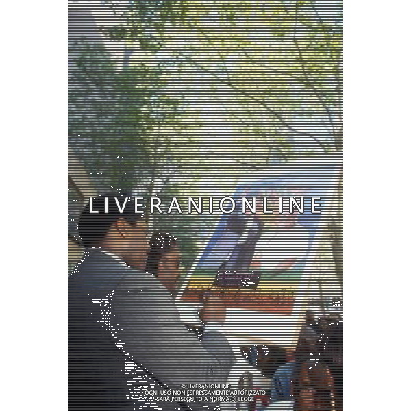 Attorney Colin Moore signs painting of Nelson and Winnie Mandela outside of Brooklyn State Court during the Bensonhurst trials in August 1989. The Rev. Al Sharpton is on the far side of Moore.( Frances M. Roberts) ©photoshot/AGENZIA ALDO LIVERANI SAS - ITALY ONLY - Veduta della vita quotidiana e commerciale dei quartieri della citta\' di New York