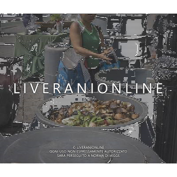 Compost Collection at the Greenmarket in Union Square in New York on Saturday, June 22, 2013. After a pilot program New York Mayor Michael Bloomberg has proposed mandatory composting requiring New Yorkers to separate items such as chicken bones and eggshells from the rest of their household trash. Opponents of the program, meant to reduce the amount of waste carted off to landfills, point out that most buildings in New York do not have the room for composting and the inevitable vermin problem that will go along with it. (Œ Richard B. Levine) ©photoshot/AGENZIA ALDO LIVERANI SAS - ITALY ONLY - Veduta della vita quotidiana e commerciale dei quartieri della citta\' di New York