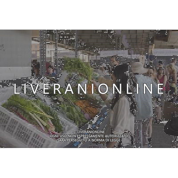 Customers shop at the New Amsterdam Market on South Street in New York on Sunday, June 23, 2013. The market is located in the former Fulton Fish Market with vendors who source their food directly from farmers and producers as well as the farms and makers of artisanal food. This year because of development of the South Street area the market will only open on one day with the organizers searching for a future permanent home. (Œ Richard B. Levine) ©photoshot/AGENZIA ALDO LIVERANI SAS - ITALY ONLY - Veduta della vita quotidiana e commerciale dei quartieri della citta\' di New York