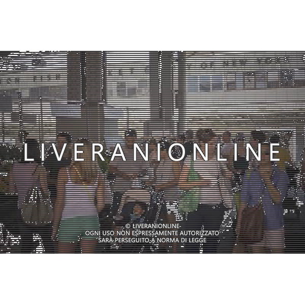 Customers shop at the New Amsterdam Market on South Street in New York on Sunday, June 23, 2013. The market is located in the former Fulton Fish Market with vendors who source their food directly from farmers and producers as well as the farms and makers of artisanal food. This year because of development of the South Street area the market will only open on one day with the organizers searching for a future permanent home. (Œ Richard B. Levine) ©photoshot/AGENZIA ALDO LIVERANI SAS - ITALY ONLY - Veduta della vita quotidiana e commerciale dei quartieri della citta\' di New York