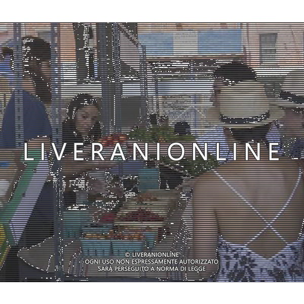 Customers shop at the New Amsterdam Market on South Street in New York on Sunday, June 23, 2013. The market is located in the former Fulton Fish Market with vendors who source their food directly from farmers and producers as well as the farms and makers of artisanal food. This year because of development of the South Street area the market will only open on one day with the organizers searching for a future permanent home. (Œ Richard B. Levine) ©photoshot/AGENZIA ALDO LIVERANI SAS - ITALY ONLY - Veduta della vita quotidiana e commerciale dei quartieri della citta\' di New York