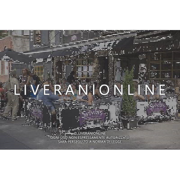 Patrons sit at the outdoor cafe of the Sylvia\'s restaurant on Lenox Avenue in the neighborhood of Harlem in New York on Sunday, June 23, 2013. Wide sidewalks and a renaissance in Harlem have caused a number of restaurants to open catering to the more upwardly mobile newer residents. (Œ Richard B. Levine) ©photoshot/AGENZIA ALDO LIVERANI SAS - ITALY ONLY - Veduta della vita quotidiana e commerciale dei quartieri della citta\' di New York