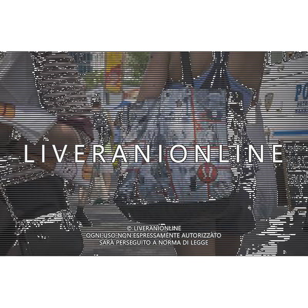 A woman with her Lululemon Athletica shopping bag in the New York neighborhood of Union Square on Saturday, June 22, 2013. (Œ Richard B. Levine) ©photoshot/AGENZIA ALDO LIVERANI SAS - ITALY ONLY - Veduta della vita quotidiana e commerciale dei quartieri della citta\' di New York