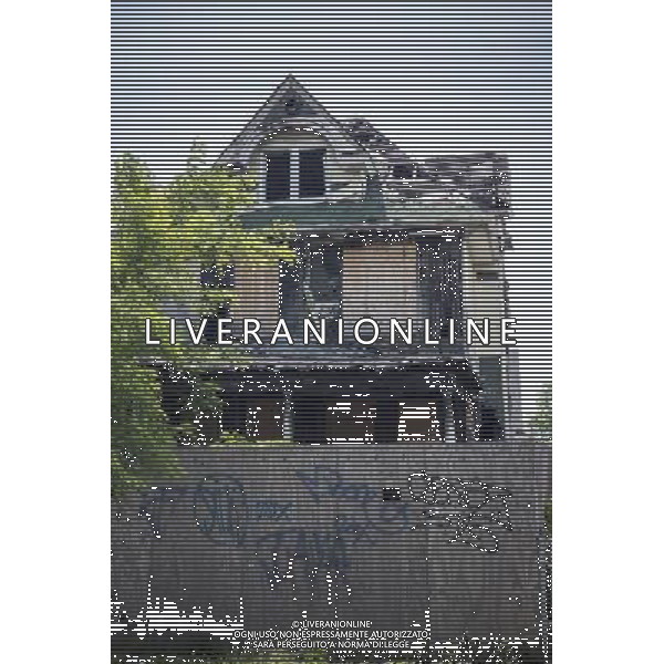 Dilapidated home in the Flatlands neighborhood of Brooklyn in New York on Saturday, June 22, 2013. After being damaged by squatters and a fire the city is deciding whether to tear down the house, but only after numerous complaints from neighbors over the condition of the building. (Œ Richard B. Levine) ©photoshot/AGENZIA ALDO LIVERANI SAS - ITALY ONLY - Veduta della vita quotidiana e commerciale dei quartieri della citta\' di New York