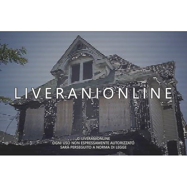 Dilapidated home in the Flatlands neighborhood of Brooklyn in New York on Saturday, June 22, 2013. After being damaged by squatters and a fire the city is deciding whether to tear down the house, but only after numerous complaints from neighbors over the condition of the building. (Œ Richard B. Levine) ©photoshot/AGENZIA ALDO LIVERANI SAS - ITALY ONLY - Veduta della vita quotidiana e commerciale dei quartieri della citta\' di New York