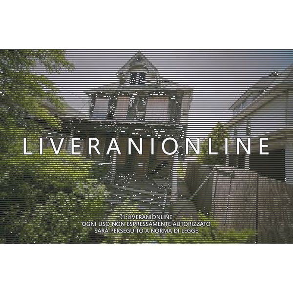 Dilapidated home in the Flatlands neighborhood of Brooklyn in New York on Saturday, June 22, 2013. After being damaged by squatters and a fire the city is deciding whether to tear down the house, but only after numerous complaints from neighbors over the condition of the building. (Œ Richard B. Levine) ©photoshot/AGENZIA ALDO LIVERANI SAS - ITALY ONLY - Veduta della vita quotidiana e commerciale dei quartieri della citta\' di New York