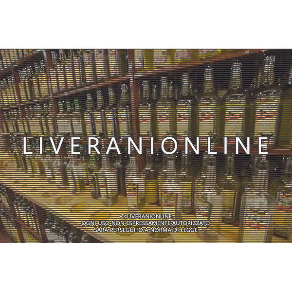 Olive oil at a sample bar at the Fairway supermarket on the Kips Bay neighborhood of New York on its official grand opening day, Friday, February 1, 2013. A recently proposed law that would adding new fees and required testing to imported olive oil has been removed as a provision to a federal farm bill. The provision would have increased the cost of imported oils by adding rigorous taste and chemical tests as opposed to the current spot-checking. (Œ Richard B. Levine) ©photoshot/AGENZIA ALDO LIVERANI SAS - ITALY ONLY - Veduta della vita quotidiana e commerciale dei quartieri della citta\' di New York